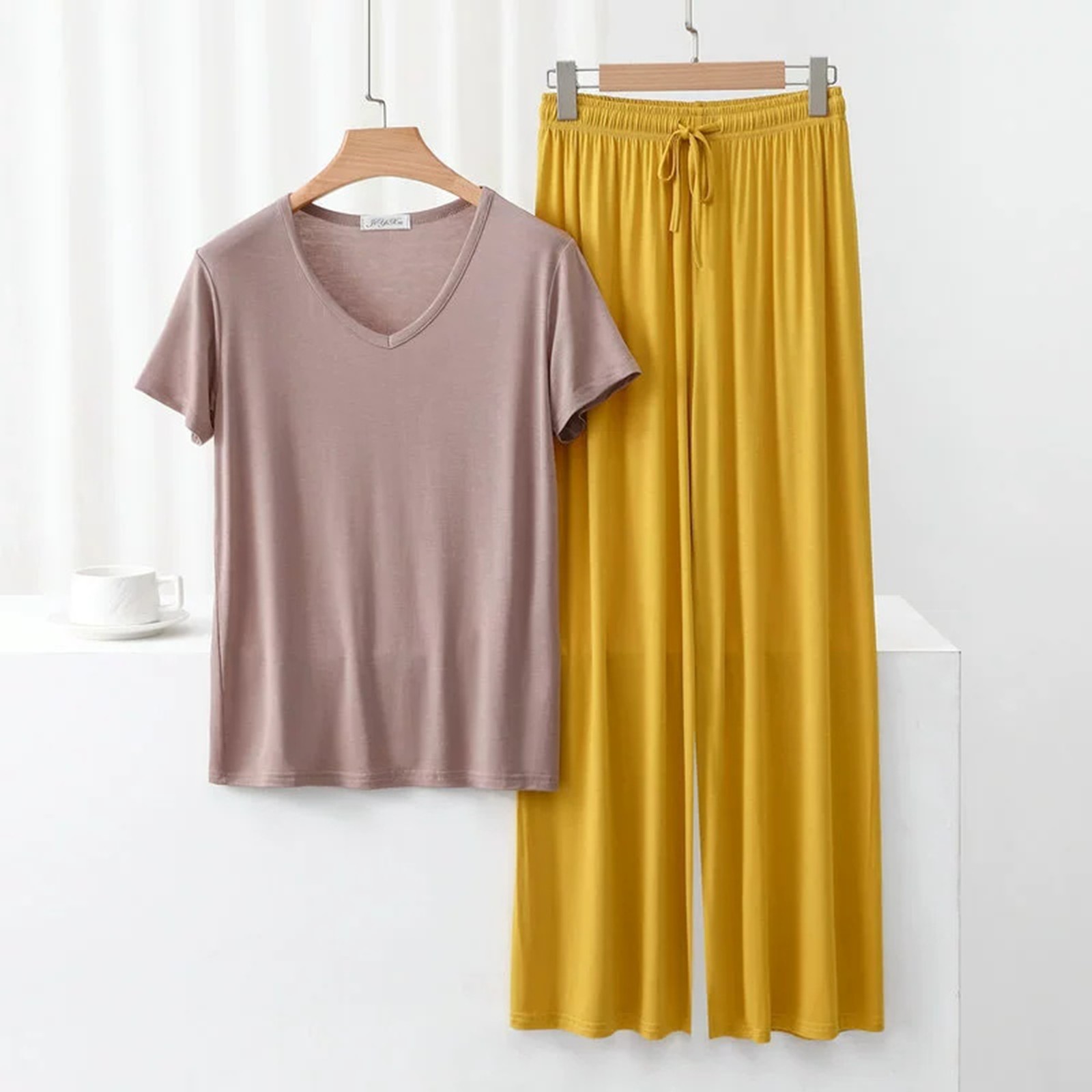 thumbnail image 2 of Conjunto de pijama de manga corta con cuello en V para mujer - Pantalones largos de poliéster y spandex, ropa de dormir ligera para verano, 2 of 5